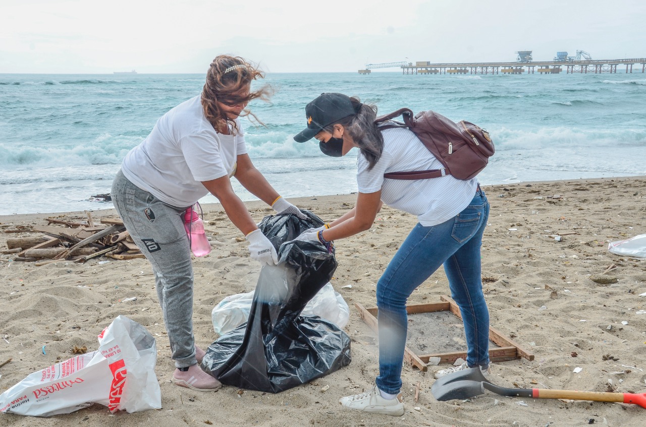 Ministerio de la Juventud realiza jornada de limpieza de playas photo