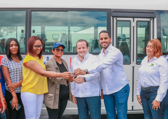 Ministro de la Juventud destaca entrega de autobús para Asociación de Estudiantes de La Guáyiga