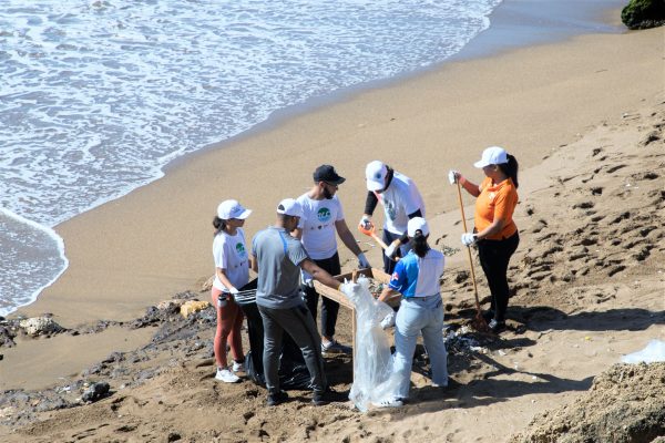 Ministerio de la Juventud desarrolla jornada de limpieza de playas; recolectan más de mil libras de desechos sólidos