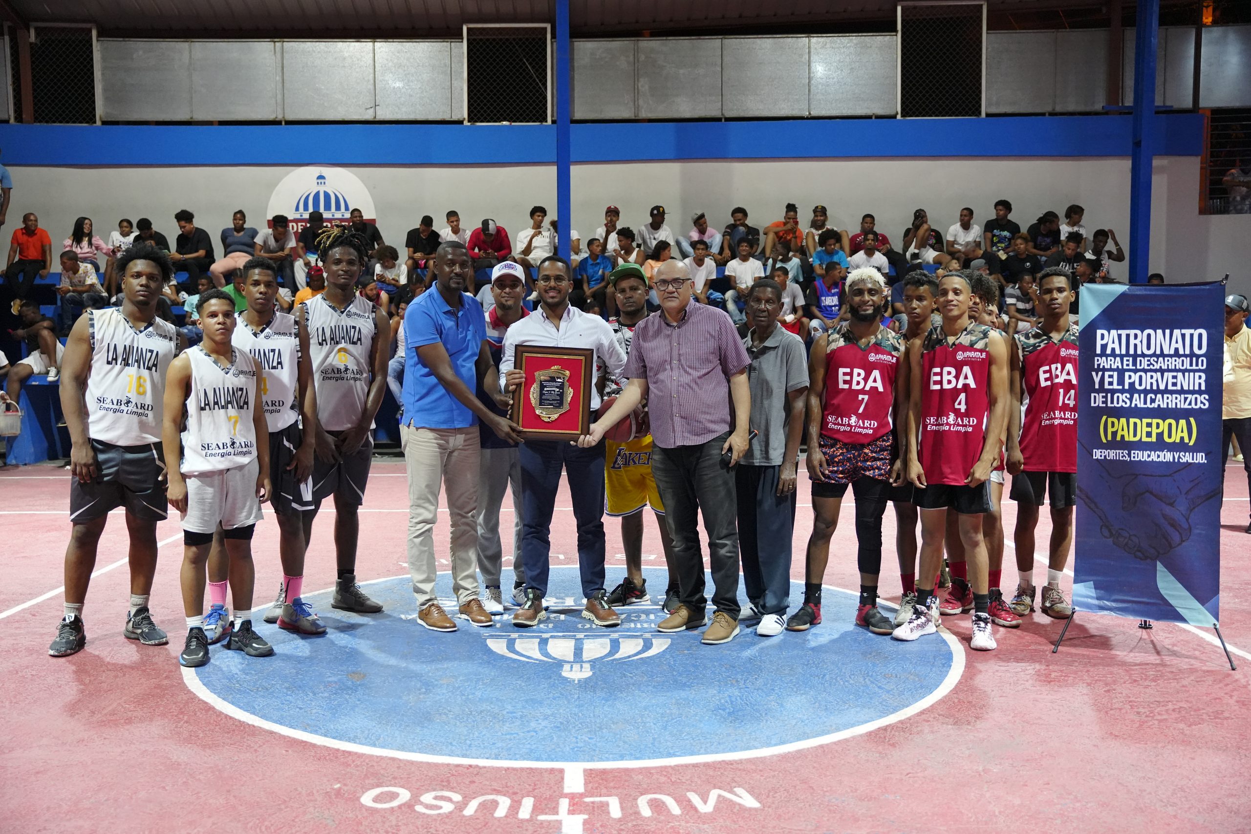 Ministro de la juventud recibe reconocimiento de jóvenes atletas y dirigentes deportivos de Los Alcarrizos