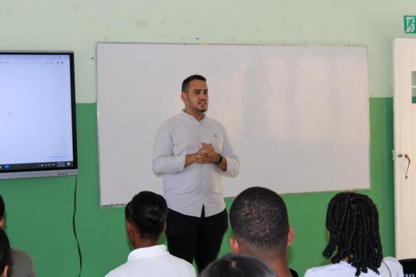  "Cómo emprender y evitar el estancamiento: Un impulso hacia el éxito", llegó a San Cristóbal a través del Ministerio de la Juventud