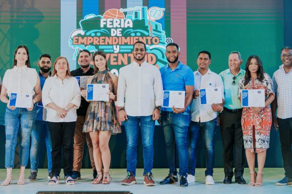 Ministerio de la Juventud reconoce a jóvenes emprendedores de La Vega