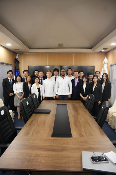 Comisión de jóvenes de la Universidad Tsinghua visita al ministro de la Juventud
