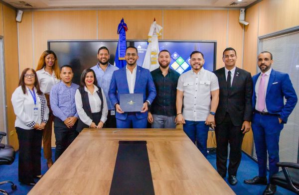 Ministro de Juventud reafirma su apego con la transparencia; firma Declaración de Compromiso