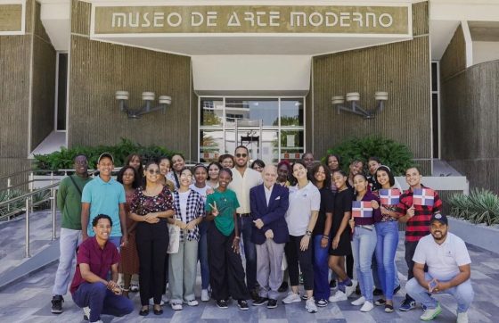 Ministro de la Juventud encabeza guía de la exposición artística Oviedo junto a jóvenes preuniversitarios