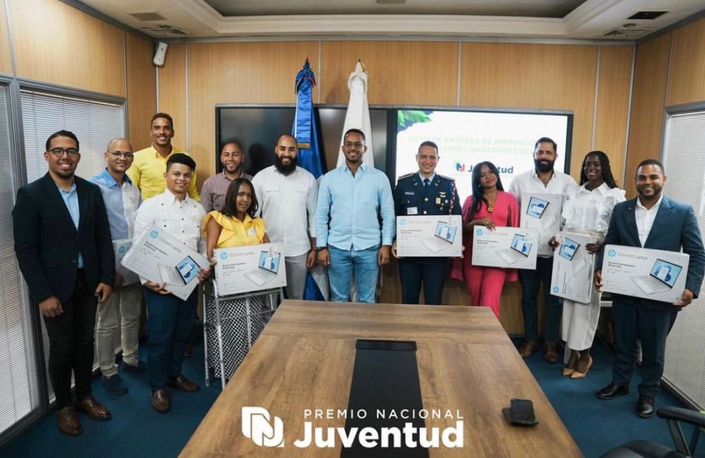 MJ entregó premios a ganadores del Premio Nacional de la Juventud 2024; los jóvenes recibieron