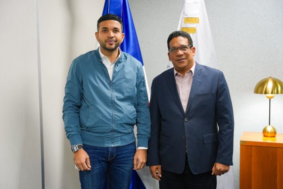 Ministro de la Juventud, Carlos Valdez, recibe en su despacho al director de la Dirección General de Contrataciones Públicas, Carlos Pimentel