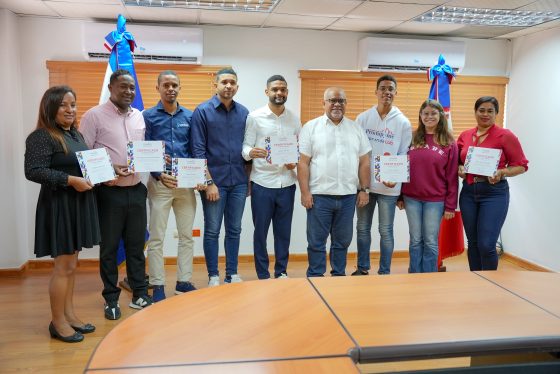 Ministro de la Juventud, Carlos Valdez, participó en la entrega de certificados del programa “Emprende Lab” de Promipyme