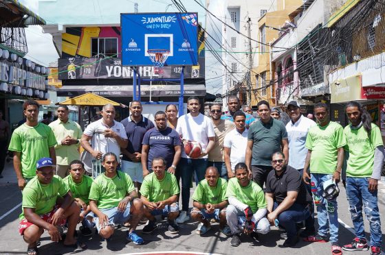 Ministerio de la Juventud entrega y remoza cancha de baloncesto en la 42 de Capotillo para impulsar el desarrollo juvenil.