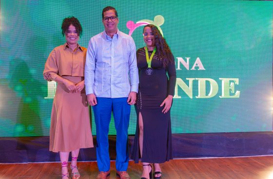 El viceministro Fernando Lagares participa en la Primera Edición de “Noche de Honor y Reconocimiento” de Barahona Emprende.