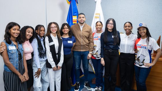 El Ministro de la Juventud recibe a las 16 jóvenes dominicanas que viajarán a la NASA.