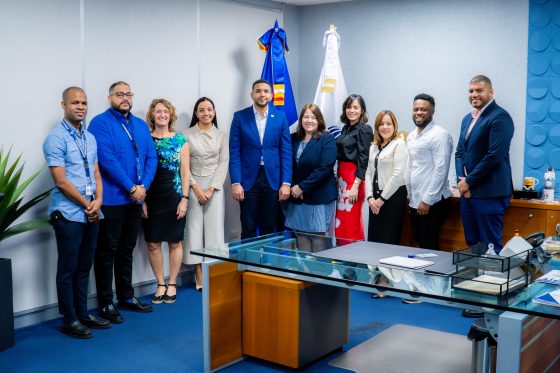 El Ministro de la Juventud recibe a miembros de la USAID y Entrena para fortalecer iniciativas juveniles.