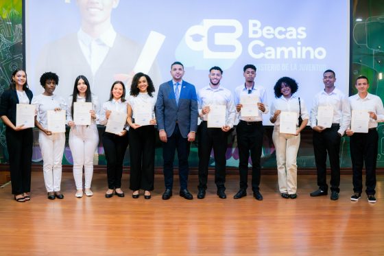 Ministerio de la Juventud beneficia a 150 estudiantes con el programa de “Becas Camino”.