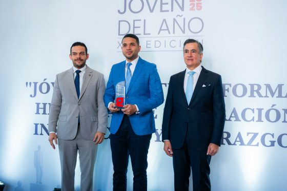 Ministro de la Juventud, Carlos Valdez, es reconocido en la XIII Edición del PremioJoven del Año.