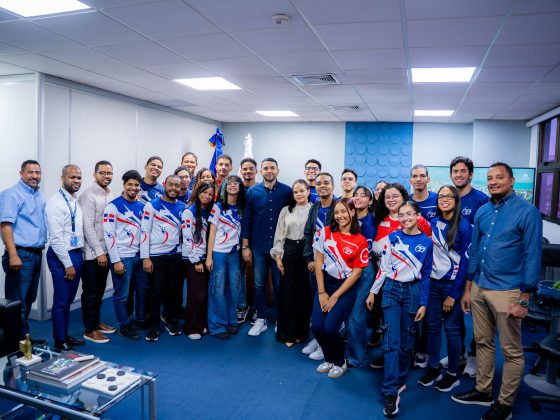 Ministro Carlos Valdez es reconocido por su apoyo al talento joven dominicano por el equipo Apolo 27